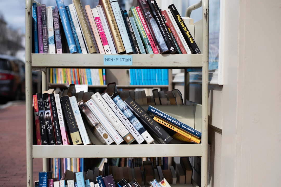 Barnes & Noble CEO Backs Selling AI-Written Books in Stores