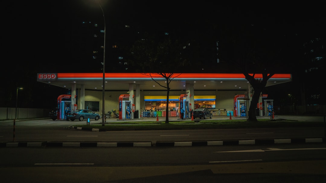 Singapore Regulators Push Oil Companies to Pass Global Price Drops to Consumers