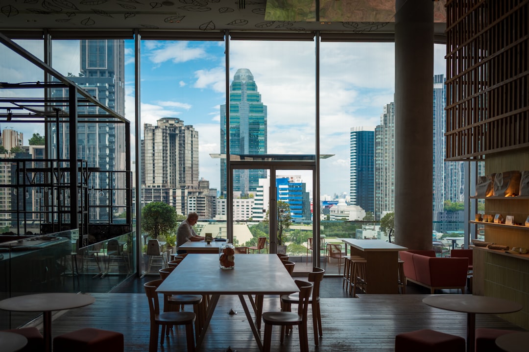 Why Young Digital Nomads Are Reconsidering Office Life: FOMO and Community at 25